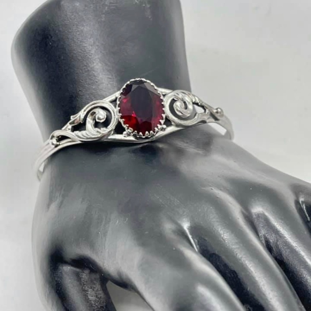 Rare vintage Danecraft blood red oval cut glass garnet filigree sterling cuff